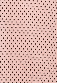 Tessuto rosa con una texture liscia, caratterizzato da un motivo ripetitivo di piccoli punti neri distribuiti uniformemente sulla superficie.