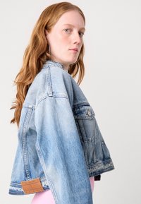 Tommy Jeans CROP TRUCKER JACKET - Jeansjacke - denim light