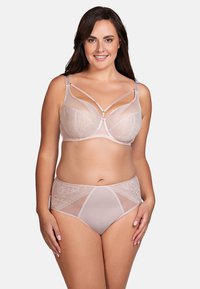 Hellrosa Lingerie-Set mit einem durchsichtigen, Spitzen-BH mit Trägern und passenden hochgeschnittenen Slips, die zarte Muster und Texturen präsentieren.