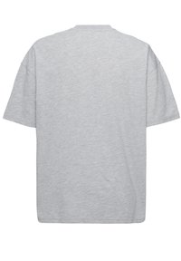 Šedé tričko s krátkým rukávem vyrobené z měkké bavlny, volného střihu, s rovním lemem a minimem švů pro čistý vzhled.