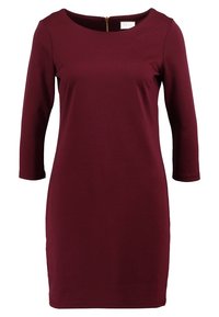 Burgundy klänning i stretchigt material, med trekvartsärmar, rundad halsringning och dragkedja i ryggen.