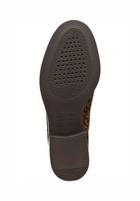 Suela de zapato de cuero marrón con textura estriada y agujeros de drenaje. Presenta el logo de Geox y un diseño de estampado de leopardo en el lateral.