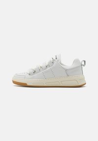 Weiße Leder-Sneaker mit abgerundetem Zeheneinsatz, kontrastierender beiger Sohle und dezenten Perforationen. Verfügt über elastische Schnürsenkel und einen Zugtab mit hinten.