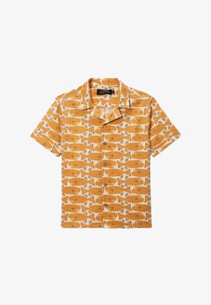 Chemise à manches courtes à boutons avec un motif répétitif de poisson orange sur fond beige clair.