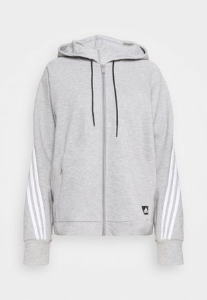 Sweat à capuche gris zippé en matière douce, avec une capuche, des cordons noirs et des accents blancs à trois bandes sur les manches.