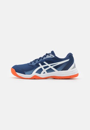 Zapatillas deportivas azules con parte superior texturizada, detalles en blanco y suela naranja. Presentan una puntera redondeada y un talón reforzado para mayor soporte.