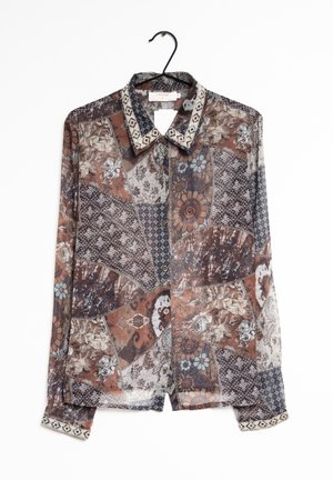 Gennemsigtig bluse med patchwork-design i jordfarver, med blomster-, geometriske og paisley-mønstre. Med krave og dekorativ kant.