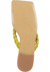 Sandale à talon jaune avec un design de sangle tressée, un talon rectangulaire et une semelle lisse. Taille marquée comme 38 au dessous.