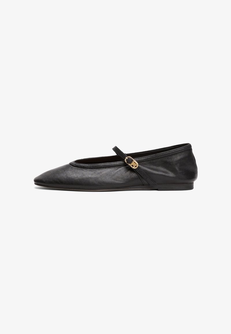 Chaussure plate noire en cuir lisse. Caractérisée par un bout rond, une bride avec une boucle dorée, et une semelle basse et flexible.