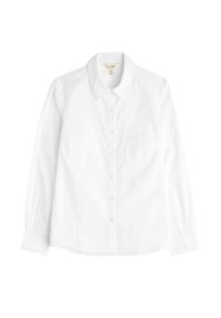 Camicia bianca con bottoni realizzata in cotone, caratterizzata da un colletto classico, maniche lunghe con polsini abbottonati e una tasca sul petto. Texture liscia.