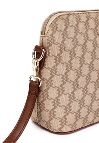 Béžová kabelka se vzorem, s texturovaným povrchem, zlatými kovovými detaily a hnědým koženým popruhem. Zapínání na zip, strukturovaný design.