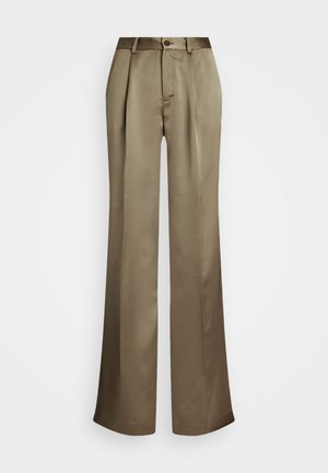 Pantaloni beige a gamba larga realizzati in tessuto morbido, con chiusura a bottone, pieghe frontali e silhouette dritta.