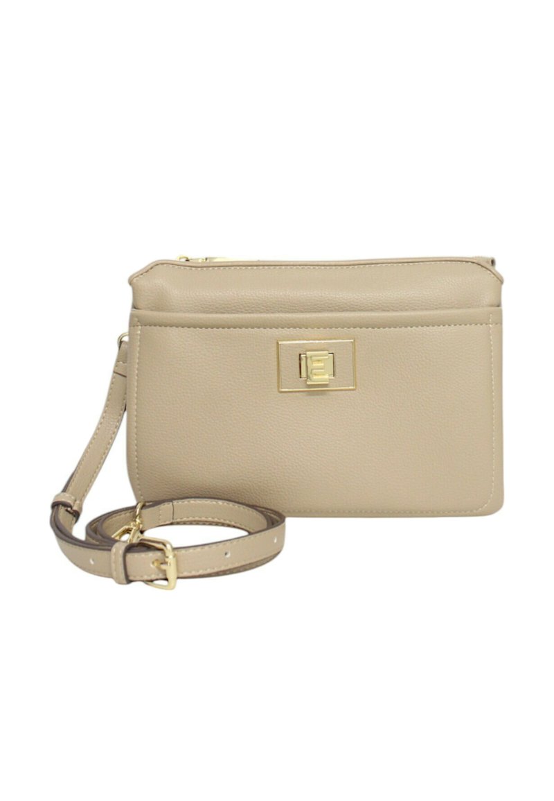 Borsa a tracolla in pelle beige con finitura testurizzata, hardware dorato e un pattino frontale con chiusura quadrata. Inclusa una tracolla regolabile.