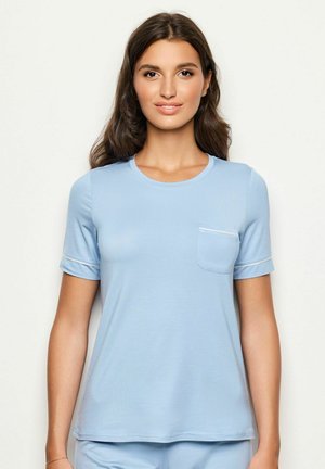 Tricou bleu deschis cu mânecă scurtă, fabricat dintr-un material moale, cu decolteu rotund și un mic buzunar pe piept cu o bordură contrastantă.