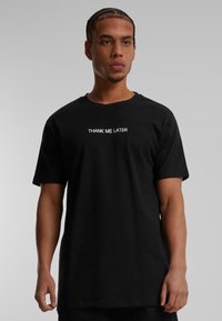 Mister Tee THANK ME LATER  - Apdrukāts T-krekls - black