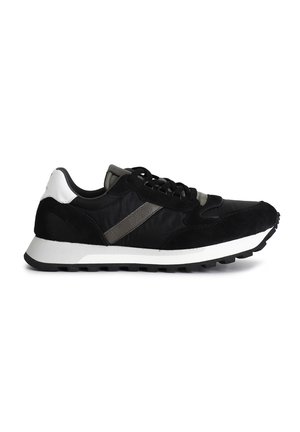 Černé sportovní tenisky s kombinací hladkého nylonu a texturované kožešiny, s šedým akcentním pruhem a bílou podrážkou.