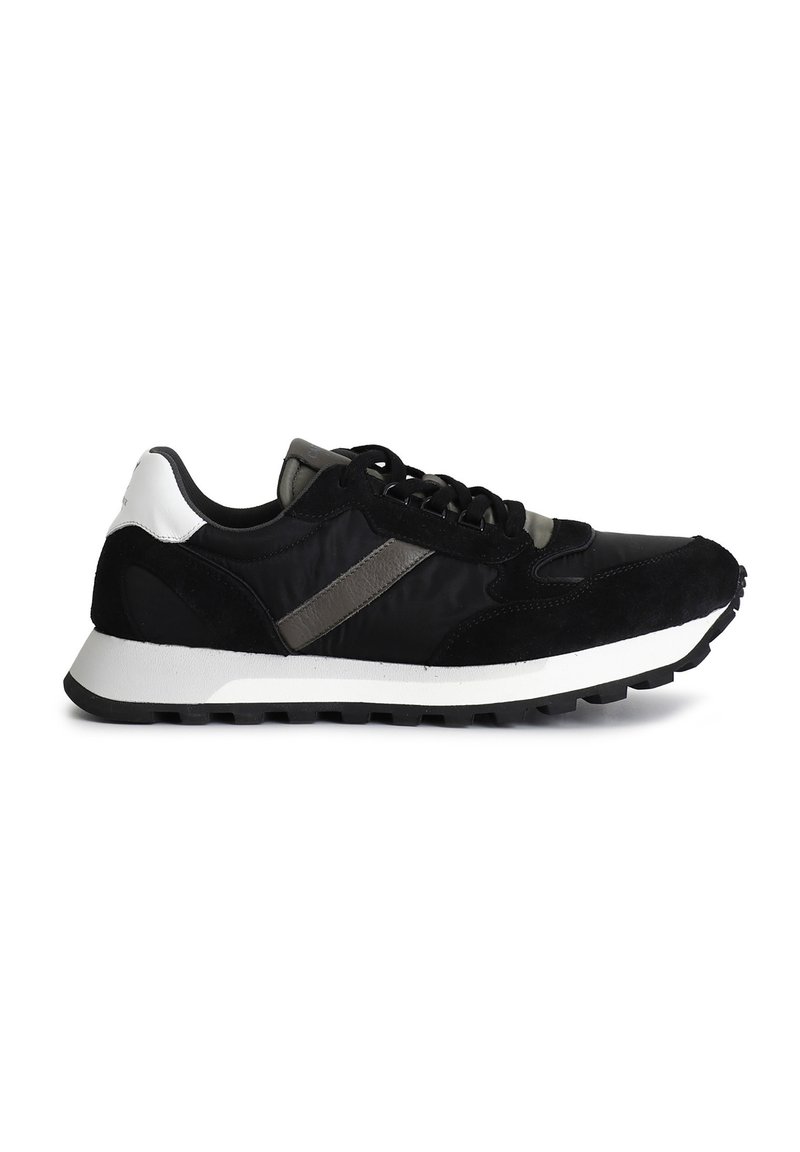 Svarta atletiska sneakers med en kombination av slät nylon och strukturerad mocka, med en grå accentlinje och vit sula.