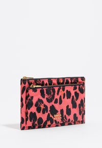 Rozā leoparda raksta maks ar diviem rāvējloka kabatām un zelta tonētiem aksesuāriem. Gluda tekstūra ar melniem akcentiem uz leoparda raksta.