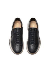 Zapatillas de cuero negro con acabado texturizado, punta redonda, cordones y una correa de velcro. Suela de goma blanca con un ligero tacón. Logo dorado en la plantilla.