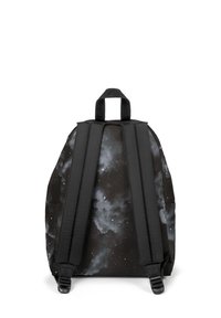 Mochila negra con un patrón temático de galaxia con nubes y estrellas. Incluye correas ajustables y una asa superior para llevar.