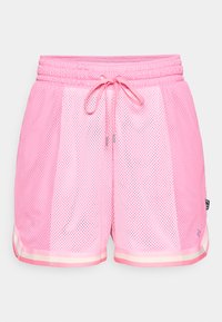 Roosa võrkkangast lühikesed püksid, millel on nööriga vöökoht, kaunistatud kontrastsete valgete ja helesiniste triipudega alumisel serval ning hingav perforatsioonikangas.