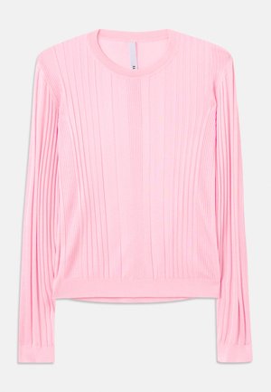Ροζ ριμπ μακρυμάνικη μπλούζα με στρογγυλή λαιμόκοψη. Το ύφασμα είναι λεία, με κάθετες πιέτες και εφαρμοστά μανίκια στο τελείωμα. Απλός, μίνιμαλ σχεδιασμός.
