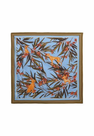 Blauer Schal mit braunem Rand, auf dem orangefarbene Hunde zwischen grünen blättrigen Zweigen mit roten Beeren zu sehen sind.