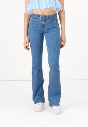 ONLWAUW NICKI MID WAIST - Bootcut-teksad - medium blue denim