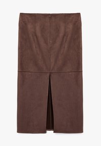 Jupe crayon en faux daim marron avec fente arrière, texture lisse et fermeture éclair. Coupe ajustée avec un minimum de coutures.