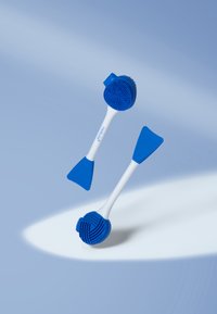 Blaue Silikon-Reinigungswerkzeuge mit strukturierten Köpfen, weißen Griffen und paddelförmigen Enden, entwickelt für effektive Reinigung und guten Halt.