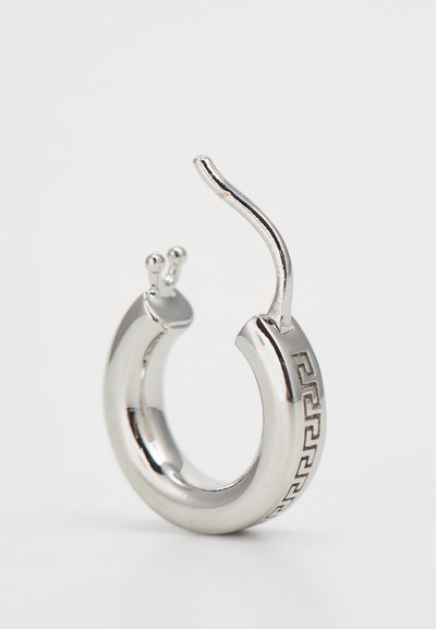 Ασημένιο σκουλαρίκι από βρόχο με καμπύλη γάντζο, που διαθέτει υφή στην επιφάνεια και γεωμετρικό μοτίβο κατά μήκος της άκρης. Λείο, λαμπερό φινίρισμα.