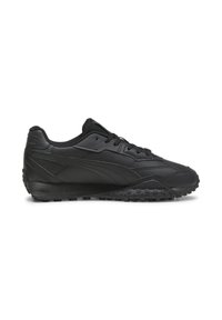 Baskets de sport basses noires avec semelle texturée, fermeture à lacets et empeigne synthétique perforée sur fond blanc.
