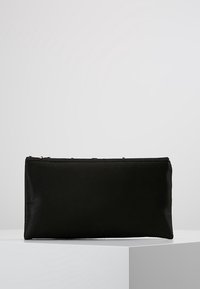 Pochette en satin noir de forme rectangulaire, texture lisse, avec une fermeture éclair sur le dessus. Design minimaliste, sans quincaillerie ni accents visibles.