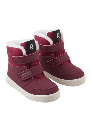 Bottes bordeaux imperméables avec doublure blanche en peluche, dotées de deux straps en velcro, d'un patch logo noir et d'une semelle blanche texturée.