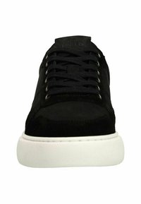Zwarte suède sneakers met een witte rubberen zool, met een ronde neus, platte veters en een minimalistisch ontwerp. Geaccentueerd met een textuur bovenwerk.
