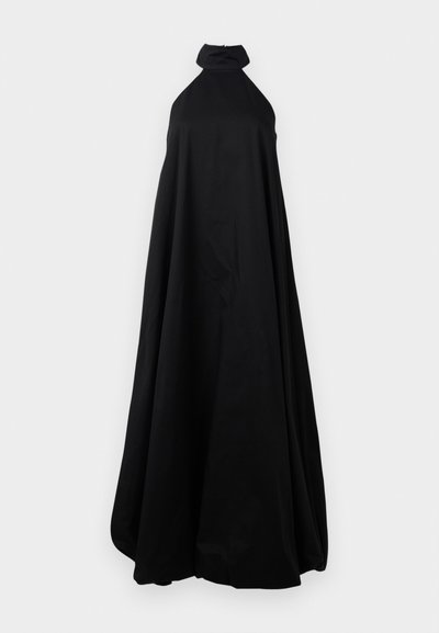 Juodasis ilgis iki grindų be rankovių halterio stiliaus su aukštu kaklu ir apimtu sijonu, demonstruojamas baltoje fone.