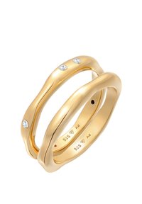 Gouden dubbele ring met een golvend ontwerp. Voorzien van drie kleine diamanten op de buitenband. Gegraveerd met "925" en "Ag."