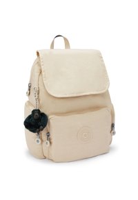 Zaino in tessuto beige con pattina e tasca frontale. Presenta un logo rotondo, doppie chiusure a zip e un charm a forma di scimmia di peluche verde attaccato.