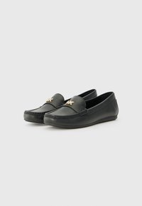 Zwarte leren loafers met een getextureerde bovenkant, gouden MK-logo accent en flexibele rubberen zool. Klassiek ontwerp met gestikt detail.