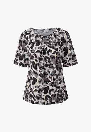 Blusa a maniche corte in un tessuto leggero con motivo animalier nero e grigio su uno sfondo chiaro, con scollatura rotonda e pieghe.