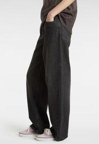 Vans SIRELLE  POCKET PUDDLE - Džíny Relaxed Fit - black