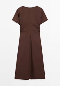 Robe midi marron à manches courtes avec côtés drapés et fermeture éclair au dos, étalée à plat sur fond blanc.