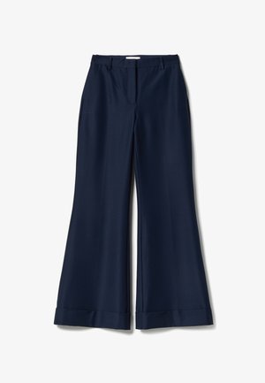 Pantalones de pierna ancha azul marino con trabillas, bolsillos laterales, cremallera frontal y bajos con puños, colocados planos sobre un fondo blanco.