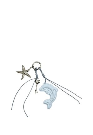 Porte-clés avec un pendentif étoile de mer argentée, une petite clé en forme de cœur et un pendentif bleu en forme de dauphin attachés par des cordons gris.