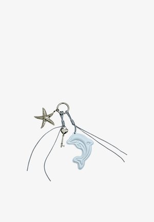 Porte-clés avec un pendentif étoile de mer argentée, une petite clé en forme de cœur et un pendentif bleu en forme de dauphin attachés par des cordons gris.