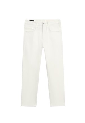 Białe jeansy denim o prostym kroju, z pięcioma kieszeniami, zapięciem na guziki i szlufkami na pasek, pokazane na jednolitym białym tle.