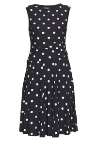 Ärmlös svart klänning med vita prickar, figurnära midja och en plisserad, knälång kjol.