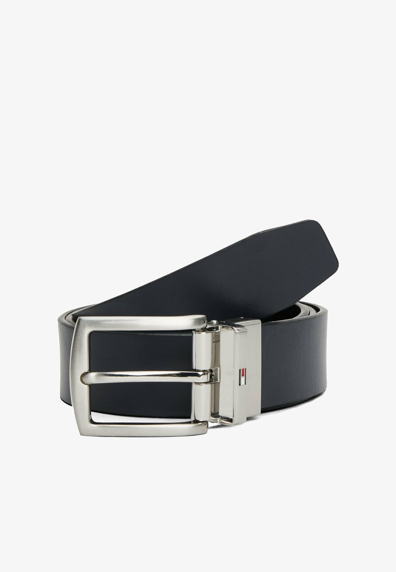 Fekete bőrszíj ezüst téglalap alakú csattal. A szíj sima, lapos felületű, a csattón egy kis logóval.