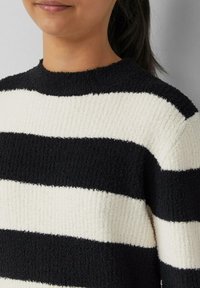 Schwarz-weißer gestreifter Pullover aus strukturiertem, geripptem Stoff. Verfügt über einen runden Ausschnitt und eine lockere Passform mit sichtbaren Nähten.