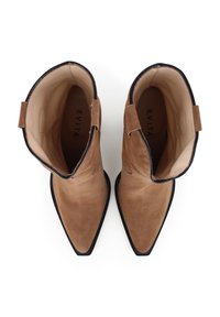 Stivaletti alla caviglia in camoscio color cuoio con punte appuntite, dotati di una fodera interna liscia e cuciture laterali discrete. Marchio "EVITA" visibile all'interno.